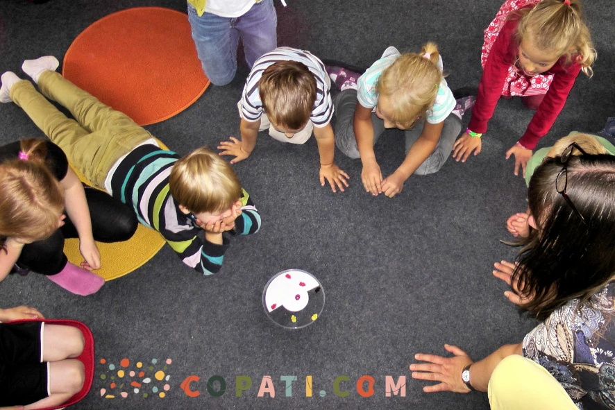 Razigrani otroci v copatih